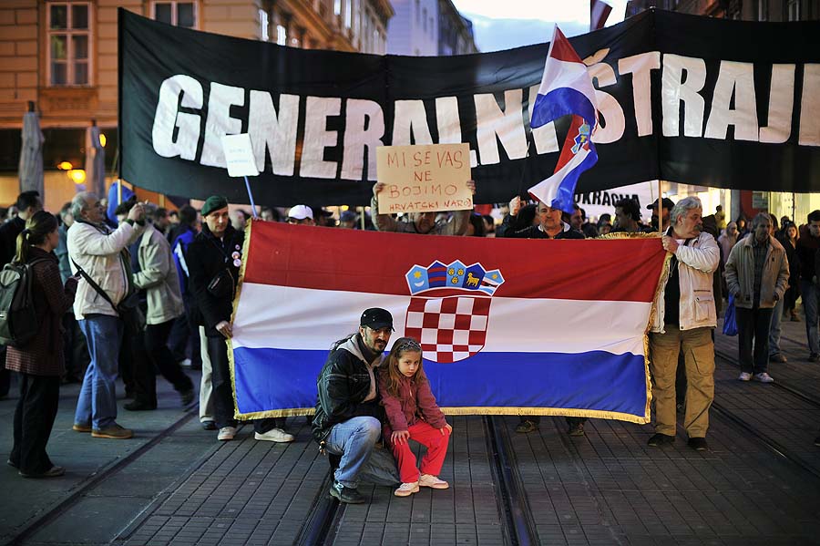 Zagreb, 140311. Deseti po redu protuvladin prosvjed tzv. Facebook grupe poceo je u 18 sati na Cvjetnom trgu poslije cega su prosvjednici krenuli u povorci gradom.Foto: Boris Kovacev  / CROPIX