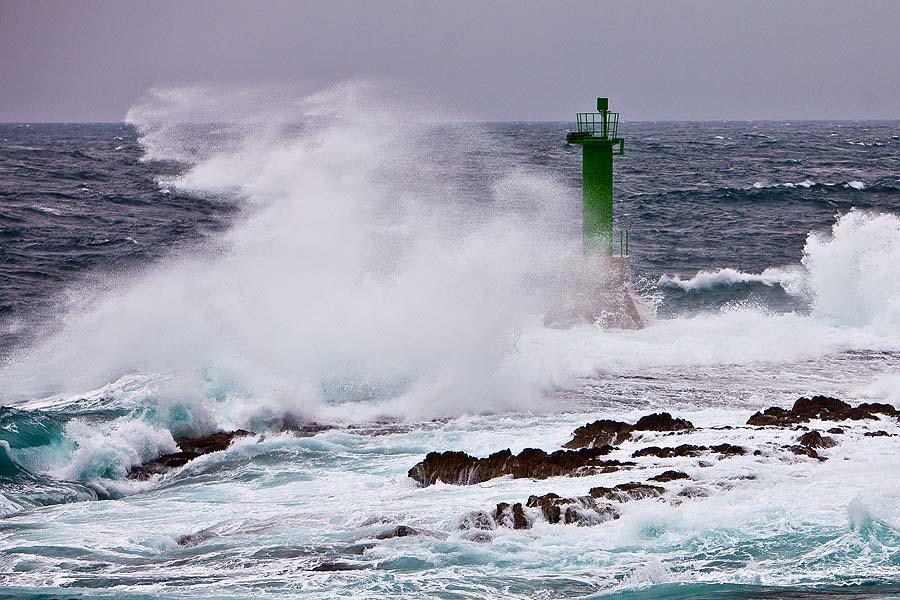 Razanj  Rt Ploca  13 03 2011Rt Ploca je najistureniji dio Kopna na Jadranu lokalni ribari ga zovu Jadranski Rt Horn, Specificno mikroklimatsko podrucje na kojem moze vladat vise vrsta vremenskih uvjeta. Danas na Rt-u Ploca se moglo svjedocit visemetarskim valovima i udarima juga preko 100km/hSnimio Zvonimir Barisin/CROPIX
