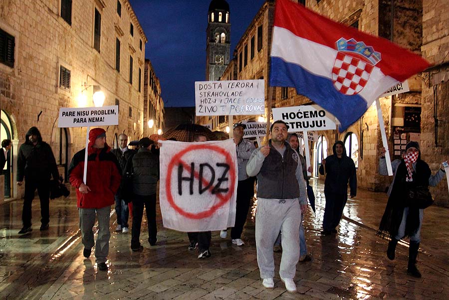 Dubrovnik, 160311.U 18 h na Pilama poceo je protuvladin prosvjed organiziran od strane facebook grupe 
