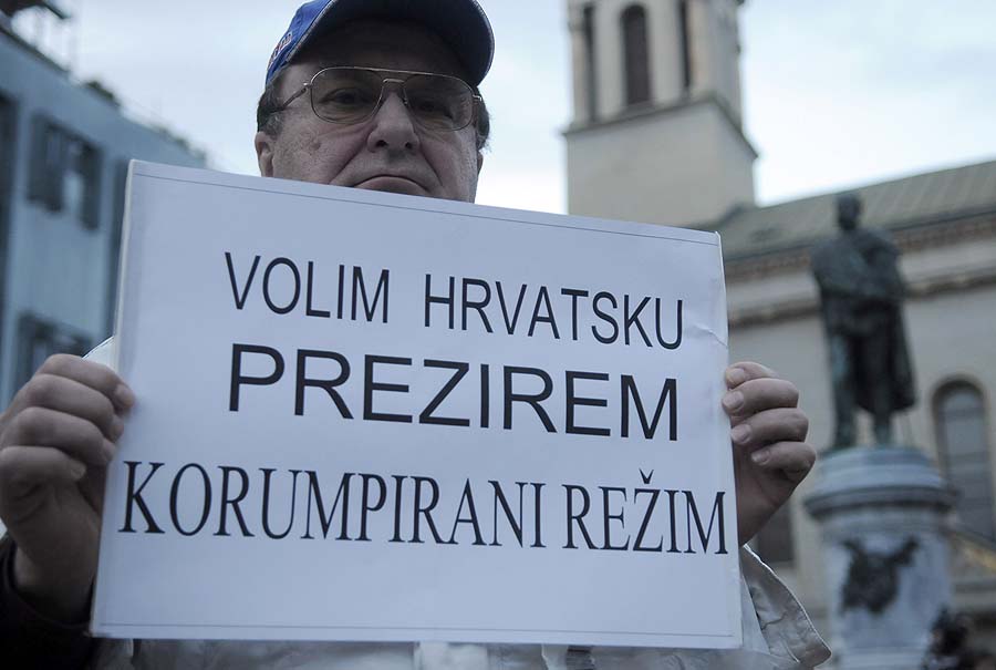 Zagreb, 170311. Jedanaesti po redu protuvladin prosvjed tzv. Facebook grupe poceo je u 18 sati na Cvjetnom trgu poslije cega su prosvjednici krenuli u povorci gradom.Foto: Bruno Konjevic  / CROPIX