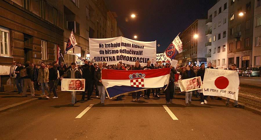 Zagreb, 170311. Jedanaesti po redu protuvladin prosvjed tzv. Facebook grupe poceo je u 18 sati na Cvjetnom trgu poslije cega su prosvjednici krenuli u povorci gradom.Foto: Ronald Gorsic  / CROPIX