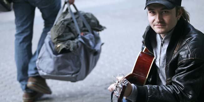 Zagreb, 140311.Centar.Sudionik RTL-ovog showa Hrvatska trazi zvijezdu Goran Kos koji je ulicni svirac.Foto: Nina Djurdjevic / CROPIX