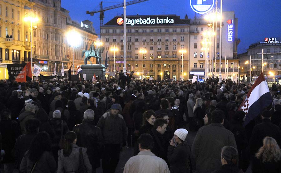 Zagreb, 190311. Trg bana JelacicaDvanaesti po redu protuvladin prosvjed tzv. Facebook grupe poceo je u 18 sati na Cvjetnom trgu poslije cega su prosvjednici krenuli u povorci gradom.Foto: Bruno Konjevic / CROPIX