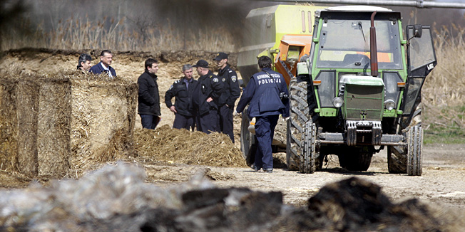 Cakovec, Donja Dubrava, 220311.U farmi Agromedjimurja u mjestu Donja Dubrava prilikom radova na traktorskoj drobilici poginuo je jedan radnik. Iako ce se za sigurnu identifikaciju biti potrebno DNK vjestacenje pretpostavlja se da je rijec o Bojanu Zvosecu.Foto: Zeljko Hajdinjak / Cropix