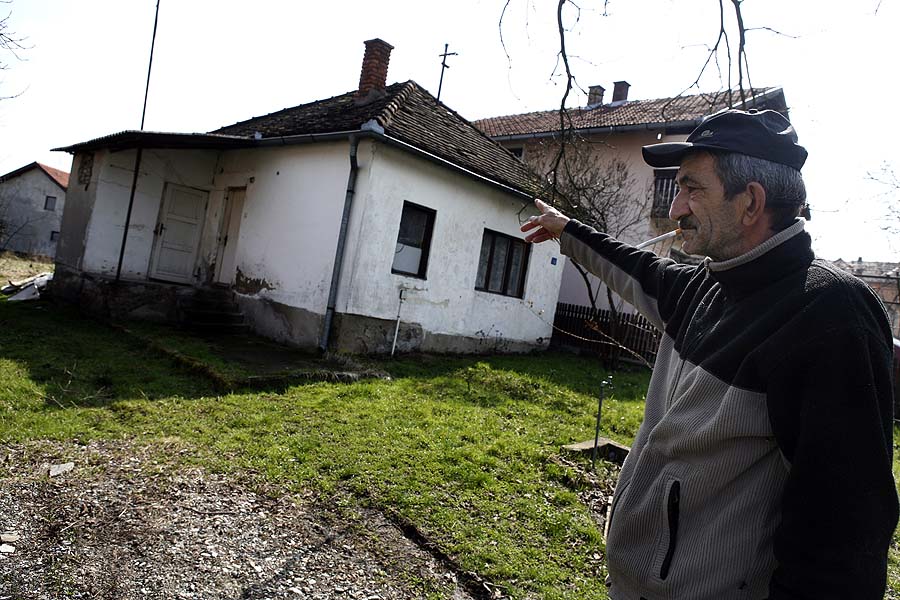 Derventa, 220311.Policija Republike Srpske jos je u sijecnju uprivela Samira Skelica iz Dervente pod optuzbom za proizvodnju i prikazivanje djecje pornografije. Kod njega je na kompjuteru i diskovima pronadjeno oko 2 milijuna fotografija i oko 7 000 video snimaka djecje pornografije. Njegova sestra Mejrima Meskovic sa suprugom Adnanom i obitelji ogorceni su sto ih se dovodi u vezu sa Samirovim pedofilskim djelovanjem.Na slici Adnan Meskovic, Samirov zet ispred Samirove kuce iz koje je distribuirao djecju pornografiju.Foto: Danijel Soldo / CROPIX