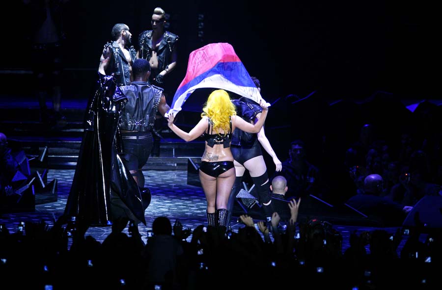 Zagreb, 051110.Veceras je u Areni Zagreb u sklopu senzacionalne turneje Monster Ball nastupila trenutno vjerojatno najpopularnija svjetska pjevacica Lady Gaga.Iako su se cijene karata kretale od 370-700  kn prije pocetka koncerta ispred Arene trazila se karta vise.Na slici: Lady Gaga sa slovenskom zastavom.Foto: Neja Markicevic / CROPIX