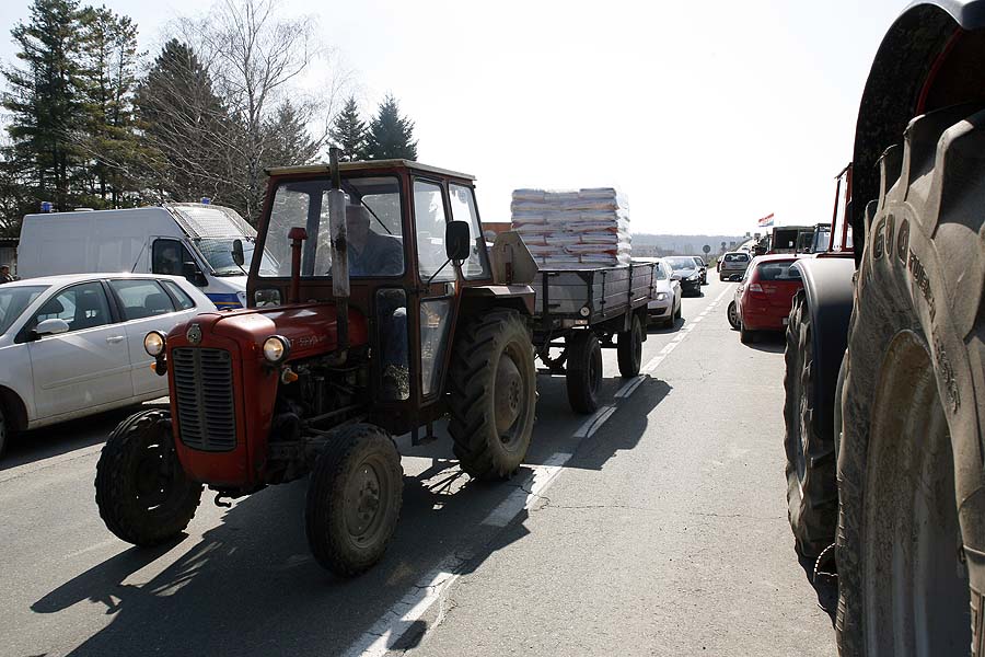 Vinkovci, 240311.Seljaci na istoku Slavonije pustili su promet i povlace se sa ceste, a dogovoren je sastanak sa ministrom Petrom Cobankovicem u nadolazecem vikendu, u Retkovcima nedaleko Vinkovaca. Na fotografiji seljaci na juznoj vinkovackoj obilaznici kod Jarmine.Foto: Damir Glibusic / CROPIX