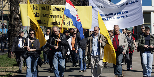 Zagreb, 250311.U organizaciji Sindikata Novinara Hrvatske odrzan je jednosatni strajk soldarnosti sa sindikatom Vecernjeg lista koji je vec treci dan u strajku. Nakon okupljanja ispred HND-a kolona prosvjednika prosetala je Savskom do redakcije Vecernjeg lista.Foto: Tomislav Kristo / CROPIX