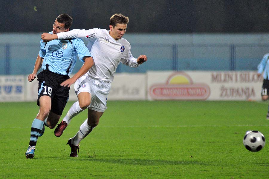 Vinkovci, 241010.Nogometna utakmica 12 kola Prve HNL izmedju Cibalie i Hajduka.Na fotografiji: Kresimir Prgomet (plavi 19) i Ante Rezic (20).Foto: Damir Glibusic / CROPIX
