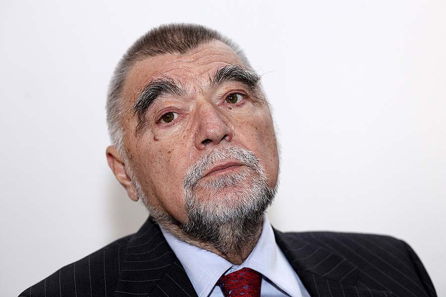 Zagreb, 100211.Konferencija za novinare zaklade Hrvatska bez mina na kojoj je predstavljena donacija Sisacko-moslavacke zupanije. Na konferenciji su bili predsjednik Upravnog odbora Zaklade Stjepan Mesic, upraviteljica Zaklade Djurdja Adlesic, sisacko-moslavacka zupanica Marina Lovric te ravnatelj Hrvatskog centra za razminiranje Zdravko Modrusan.Na slici portret Stjepan Mesic.Foto: Dragan Matic / Cropix