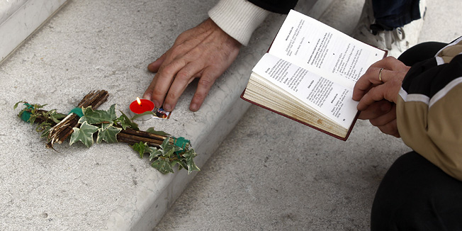 Zagreb, 290311.Skupina od desetak tzv. facebook prosvjednika okupila se ispred Banskih dvora, danas, nesto prije 16 h na tzv, Mirnoj setnji..Cilj je izrazavanje nezadovoljstva zabranom okupljanja na Markovom trgu.Neki su se pomolili a neki samo setali, policija ih je sve legitimirala.Foto: Goran Mehkek / Cropix