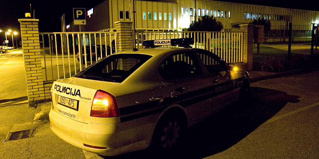 Kukuljanovo, Rijeka, 290311.Veceras oko 19h doslo je do nesrece na radu u firmi Pletenina Iris u Industrijskoj zoni Kukuljanovo u kojoj je poginula radnica te firme od eksplozije stroja. Ocevid policije i istraznog suca su u tijeku.Foto: Zeljko Sop / CROPIX