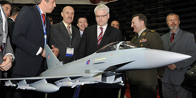 Split, 300311.U Spaladium Areni otvoren je najveci regionalni sajam vojne opreme. Na slici: predsjednik Ivo Josipovic na sajmu.Foto: Jadran Babic / CROPIX