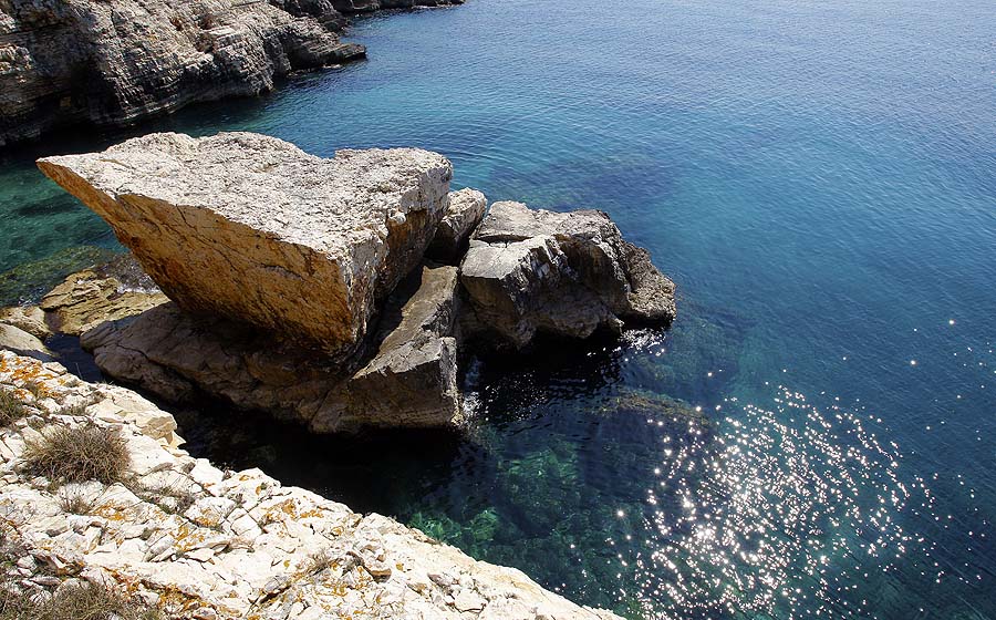 Pula, 300311.Svjetski turisticki vodic Lonely Planet uvrstio je rt Kamenjak, zasticeno priobalje na najjuznijem dijelu istarskog poluotoka - u deset vrhunskih turistickih odredista na Mediteranu. Taj je krajolik je u prestiznom turistickom vodicu predstavljen kao skrovito mjesto s prekrasnim morem, brojnim uvalama i plazama te kao podrucje na kojem raste rijetko endemsko, ljekovito i aromaticno bilje. Na slici je kanjon Velika Kolumbarica.Foto: Goran Sebelic / CROPIX