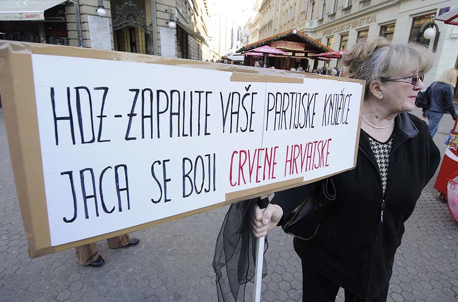 Zagreb, 300311. Petnaesti po redu protuvladin prosvjed tzv. Facebook grupe poceo je u 18 sati na Cvjetnom trgu poslije cega su prosvjednici krenuli u povorci gradom.Na fotografiji: prosvjednici na Cvjetnom trgu.Foto: Ado Buljubasic / CROPIX