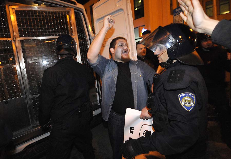 Zagreb, 300311. Petnaesti po redu protuvladin prosvjed tzv. Facebook grupe poceo je u 18 sati na Cvjetnom trgu poslije cega su prosvjednici krenuli u povorci gradom.Prosvjednici ispred hotela Panorama, gdje se odrzavalo slavlje 21. obljetnice HDZ-a Tresnjevka gdje je doslo do incidenta izmedju prosvjednika i HDZ-ovaca.Policija je izmedju dvije grupe postavila zivi zid.Na fotografiji: privodjenje prosvjednika.Foto: Ado Buljubasic / CROPIX