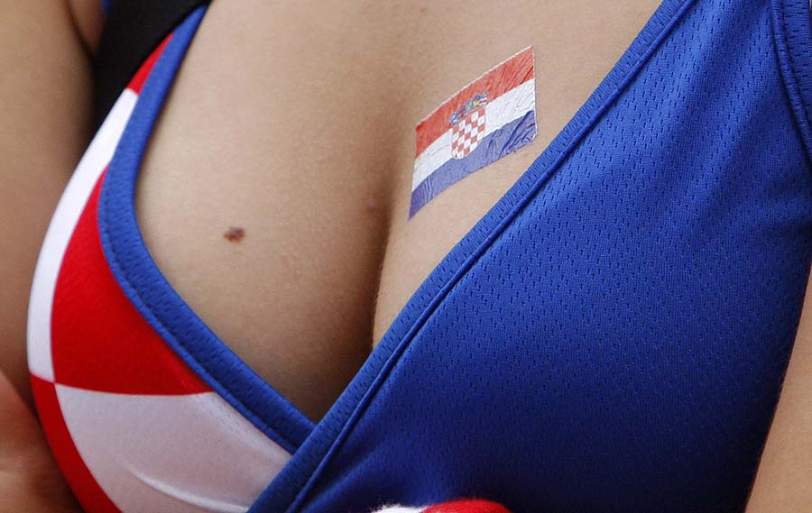 - 2008. U FOTOGRAFIJAMA CROPIX-A - Klagenfurt, 120608.Navijacica hrvatske reprezentacije s jednokratnom tetovazom zalijepljenom na istaknutom mjestu.Foto: Jakov Prkkic / CROPIX