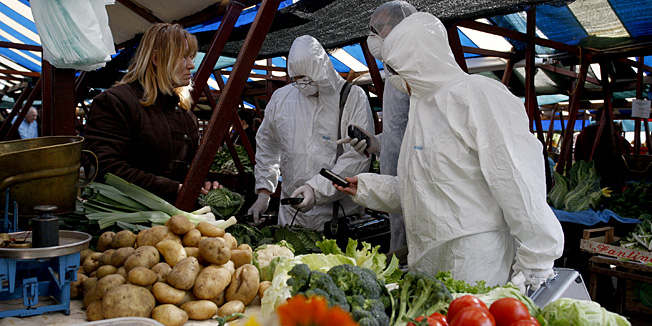 Zadar, 010411.Novinari Radio Zadra priredili su prvoaprilsku salu na zadarskoj gradskoj trznici tako to su svoju staru opremu i magnetofone iskoristili kao mjerace radioaktivnosti. Prodavaci su najprije govorili kako je ponudjeno povrce njihovo domace, a onda su u strahu od aparata priznavali u kojem su ga trgovackom centru kupili.Foto: Jure Miskovic / CROPIX