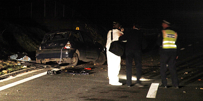 Pazin, 010411.U prometnoj nesreci koja se dogodila oko 18.20 sati na Istarskom ipsilonu izmedju izlaza za Pazin i Zmin jedna je osoba poginula, a dvije su teko ozlijedjene. U blizini cvora Zminj sudarili su se renault clio zagrebackih registracijskih oznaka i volvo varazdinskih oznaka. Automobili su nakon sudara bili udaljeni oko 200 metara. Na teren je izasla i dezurna istrazna sutkinja Sena Midzic-Putigna.Foto: Srecko Niketic / CROPIX