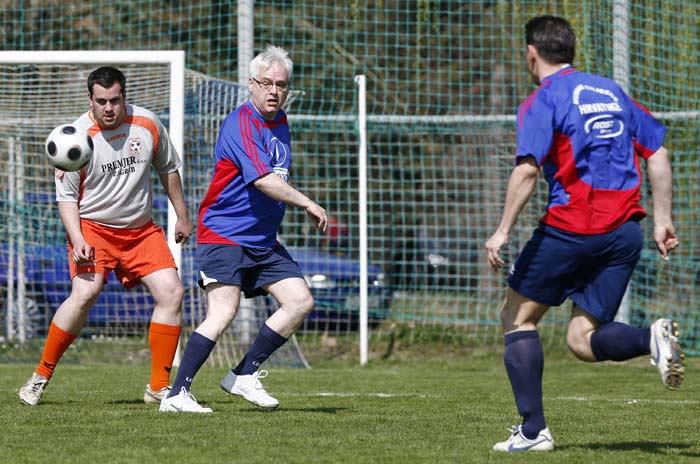 Sveti Ivan Zelina, 020411.U Svetom Ivanu Zelini odrzana je humanitarna nogometna utakmica, Humane zvijezde za udrugu Srce.Sav prihod je isao za izgradnju doma udruge Srce za djecu sa poteskocama u razvoju i osoba s invaliditetom.Medju zvijezdama zaigrao je i predsjednik Ivo Josipovic.Na slici: Ivo Josipovic, Silvio Maric.Foto: Neja Markicevic / CROPIX