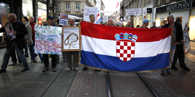 Zagreb, 020411.Ilica.U 19 sati zapoceo je jos jedan antivladin prosvjed u Zagrebu.Prosvjednici su se okupili na Cvjetnom trgu.Na slici: Prosvjednici u Ilici.Foto: Damjan Tadic / CROPIX
