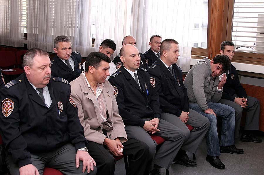 Karlovac, 070411.Na Zupanijskom sudu u Karlovcu zapocelo je sudjenje zbog romske krvne osvete. Juraju, Nenadu i Miletu Hudorovicu sudi se jer su 25.10. prosle godine pratili tamic u kojem je bila obitelj Velic te po njima pucali pri cemu su ubili Matu Velica, a ranili njegovu suprugu i kcerku. Foto: Mario Pusic / CROPIX