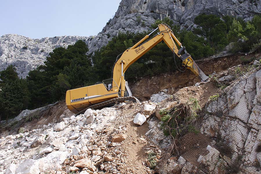 Makarska, 070411.Pocetak radova na tunelu koji bi trebao ponovo povezati Makarsku i Vrgorac nakon sto je prije vise od pet mjeseci odron blokirao drzavnu cestu izmedju tih gradova. Radove izvodi firma 