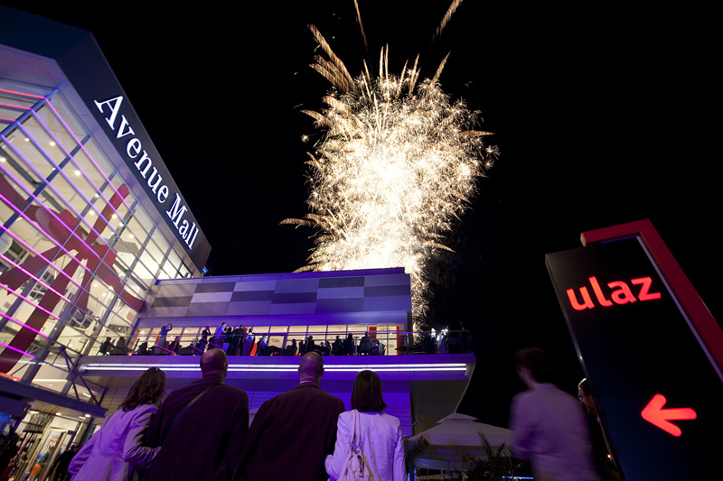 Osijek, 070411.Veceras je svecano otvoren Avenue Mall, novi trgovacki centar u Osijeku. U izgradnju Avenue Malla ulozeno je 60 milijuna eura, trgovacki centar ce imati vise od 80 trgovina s novih 600 zaposlenih. Na slici: vatromet.Foto: Vlado Kos / CROPIX