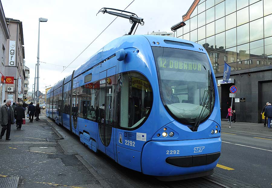 Zagreb, 071210.Tramvaji koji voze zagrebackim ulicama.Na slici: tramvaj niskopodna serija 2200.Foto: Damir Krajac / CROPIX