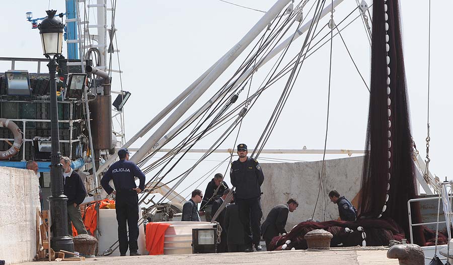 Zadar, 080411Jutros u 5.30 nesretnog 56. godisnjeg Josipa Loncara iz Preka ribara na ribarici Morski pas povukla je mreza na dubinu od 60 metara prilikom cega se nesretni ribar utopio.Na fotografiji: ocevid je izvrsen na Viru.Foto : Andrija Lucic / cropix