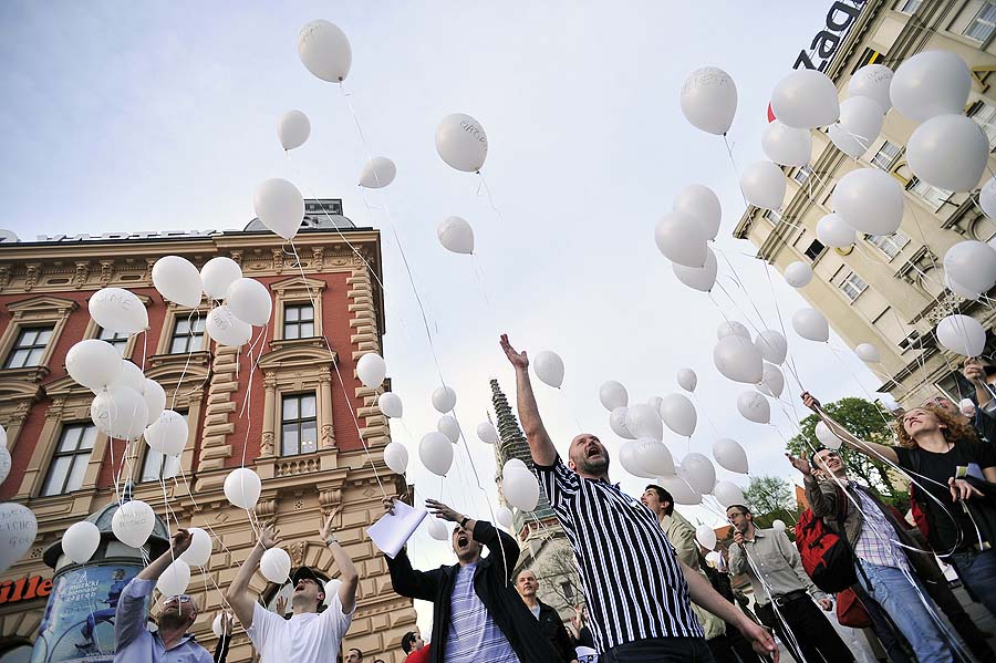 Zagreb, 080411.Tzv. Facebook prosvjednici skupili su se na Trgu bana Josipa Jelacica i izveli svojevrsni performans pustivsi u zrak balone ispisane imenima clanova sabora i vlade i tako, prema njihovim rijecima, raspustili vladajucu garnituru.Foto: Boris Kovacev / CROPIX