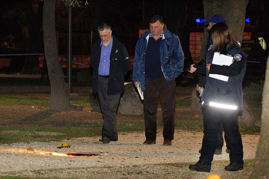 Pula, 080411.Oko 21 sat u sredistu Pule i Parku grada Graza, jedan je muskarac tesko ranjen vatrenim oruzjem. Sa teskim ozljedama glave prebacen je u pulsku Opcu bolnicu. Ocevid je u tijeku, pa se jos uvijek ne zna kako je i zasto doslo do pucnjave. Na slici je pistolj, krv, sudac i plicija u parku.Foto: Goran Sebelic / CROPIX