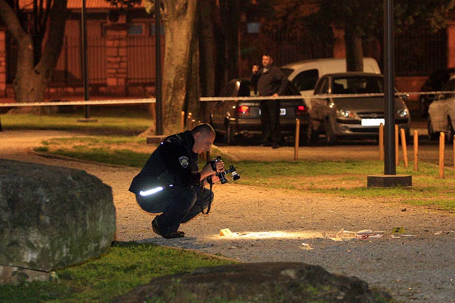 Pula, 080411.Oko 21 sat u sredistu Pule i Parku grada Graza, jedan je muskarac tesko ranjen vatrenim oruzjem. Sa teskim ozljedama glave prebacen je u pulsku Opcu bolnicu. Ocevid je u tijeku, pa se jos uvijek ne zna kako je i zasto doslo do pucnjave. Na slici je pistolj i krv u parku.Foto: Goran Sebelic / CROPIX