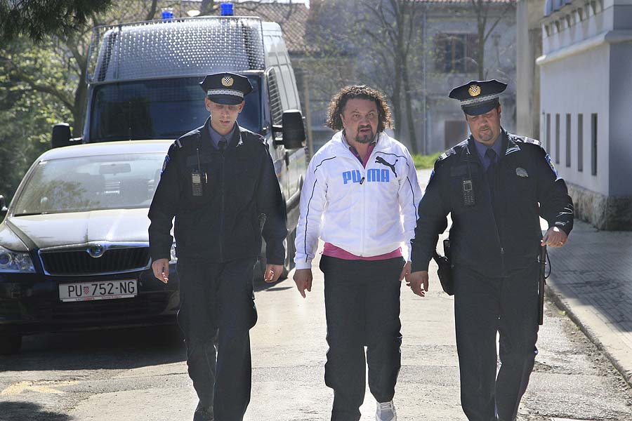 Pula, 090411.U Rovinju je jucer uhicena Vinka Cetinski, majka pjevaca Tonija Cetinskog. Uz nju su uhiceni jos i Drago Radolovic, trgovac nekretninama, Marijan i Milan Sorgo, takodjer trgovci nekretninama i Zeljan Hrvatin, odvjetnik. Danas se uhiceni privode sucu na saslusanje. Na slici: Gordan Dobrovic.Foto: Goran Sebelic / CROPIX                              