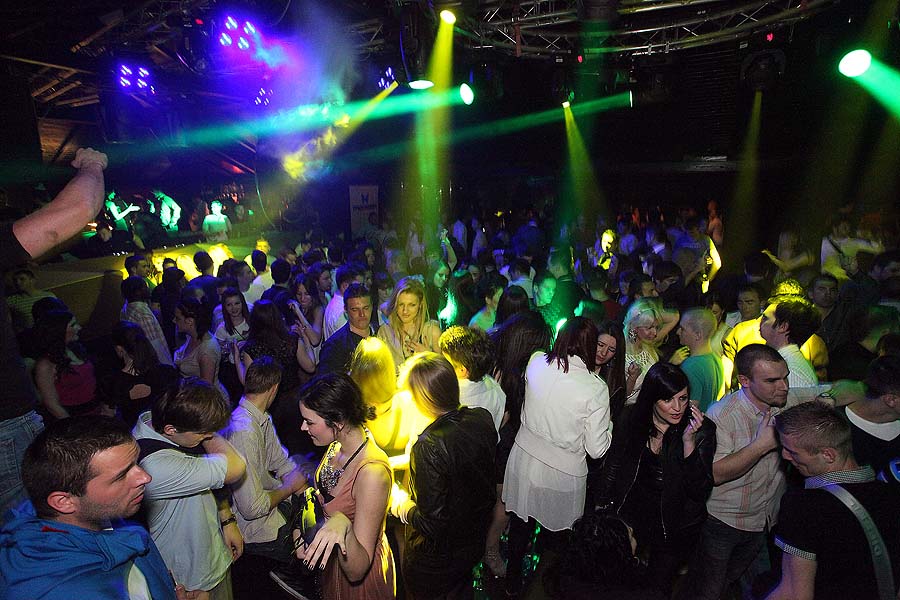 Zagreb, 100411.Otvoren je novi klub na zagrebackom jezeru Jarun pod nazivom Mansion. Klub je izniknuo na prostoru nekadasjeg popularnog kluba Piranha. Rasvjeta i zvuk su vrhunski, a interijer kluba uredjen je je na svjetskom nivou. Na fotografiji: prizor s otvaranja Mansiona za siru javnost. Foto: Zvonimir Krstulovic / CROPIX  