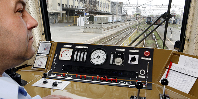 Zagreb,110411.Zeljeznicki kolodvor.Povodom pogibije Damira Domitrovica koji je poginuo.Posljednji ispracaj odrzao se u ponedjeljak 11. travnja 2011. godine na rijeckom groblju Kozala u 10.00 sati. Sve hrvatske strojovodje su u isto vrijeme zaustavili sve vlakove u Republici Hrvatskoj i jednom minutom stajanja i tuznog sviranja lokomotivskom sirenom odali posljednju pocast velikom kolegi, dobrom prijatelju i vrijednom, predanom i odgovornom radniku.Na slici: Ivica Bicanin strojovodja za upravljacem.Foto: Goran Mehkek / Cropix