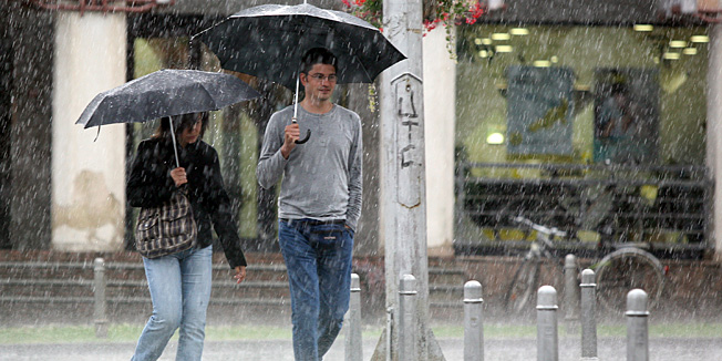 Vinkovci, 270710.Danas iza 16 sati grad Vinkovce pogodio jaki pljusak kise. Temperatura od 22 stupnja celzijusevih i kisa ispraznile gradske ulice.Foto: Damir Glibusic / CROPIX