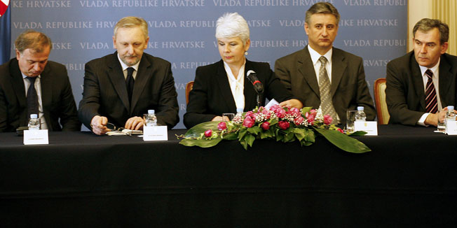 Zagreb, 120411.Banski dvori.Predsjednica Vlade Republike Hrvatske Jadranka Kosor sastala se s predstavnicima udruga iz Domovinskog rata. Na slici: ministri Drazen Bosnjakovic, Davor Bozinovic, Tomislav Karamarko i Tomislav Ivic sa Jadrankom Kosor.Foto: Damjan Tadic / CROPIX