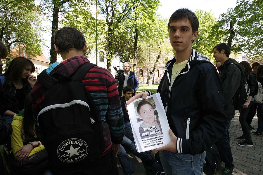 Vinkovci, 120411.U Vinkovcima i okolici nastavlja se potraga za nestalim 17-godisnjim Lukom Rimcem koji je iz roditeljske kuce u selu Slakovci otisao u subotu oko 21,30 sati. Lukini prijatelji iz skole po oglasnim stupovima u Vinkovcima lijepe plakate s Lukinom slikom i molbom za pomoc gradjana. Na fotografiji Lukini prijatelji iz razreda sa plakatima.Foto: Damir Glibusic / CROPIX