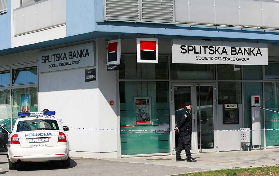 Zagreb, 130411.Splitska banka, Stonska 1.Ocevid policije nakon pljacke Splitske banke u Srediscu. Banku su opljackala tri nepoznata pocinitelja i odnjeli 300 tisuca kuna. Ozlijedjenih nema.Foto: Ronald Gorsic / CROPIX