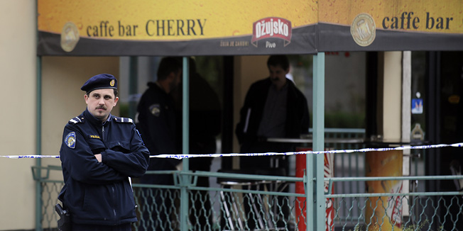 Zagreb, 140411.U pucnjavi koja se oko 16.35 sati dogodila u Selskoj ulici na Trenjevci ozlijeðen je 56-godinji mukarac. Na njega je ispred kafiæa u Selskoj kod broja 183 iz pitolja pucao 48-godinjak. Nakon sukoba je napadaè uhiæen, izvijestila je zagrebaèka policija. Jo nije poznato koliko su teke ozljede ranjenog mukarca koji je upucan u nogu. Prevezen je u bolnicu, a ocevid je u tijeku.Na slici: ocevid.Foto: Drago Sopta / CROPIX