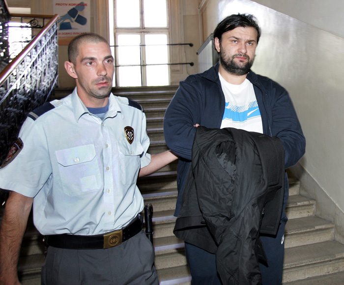 Rijeka, 070509.Privodjenje uhicenog Drazena Golemovica na razgovor kod istraznog suca u Zupanijskom sudu u Rijeci. Golemovic je uhicen jucer u Porecu.Foto: Zeljko Sop / CROPIX