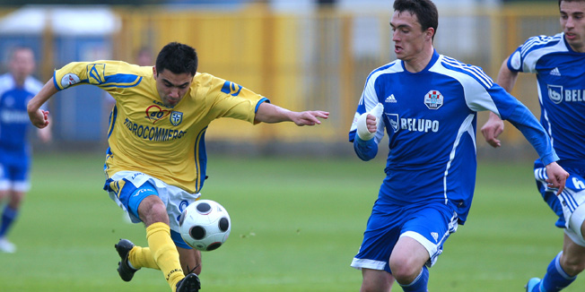 Zapresic, 230410.Na stadionu u Zapresicu odigrana je utakmica Prve HNL izmedju Intera i Slaven Belupa.Na slici: Guillermo Alejandro Suarez (21) i Elvis Kokalovic (4)Foto: Neja Markicevic / CROPIX