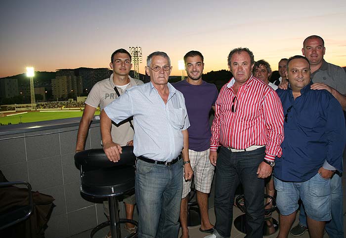 Split, 290810.Stadion Park mladezi.Nogometna utakmica sestog kola Prve HNL izmedju NK Split - NK Hajduk.Na slici: Gradonacelnik Zeljko Kerum utakmicu je gledao u drustvu prijatelja sa terase svog restorana SKY u centru Joker.Foto: Vojko Basic / CROPIX