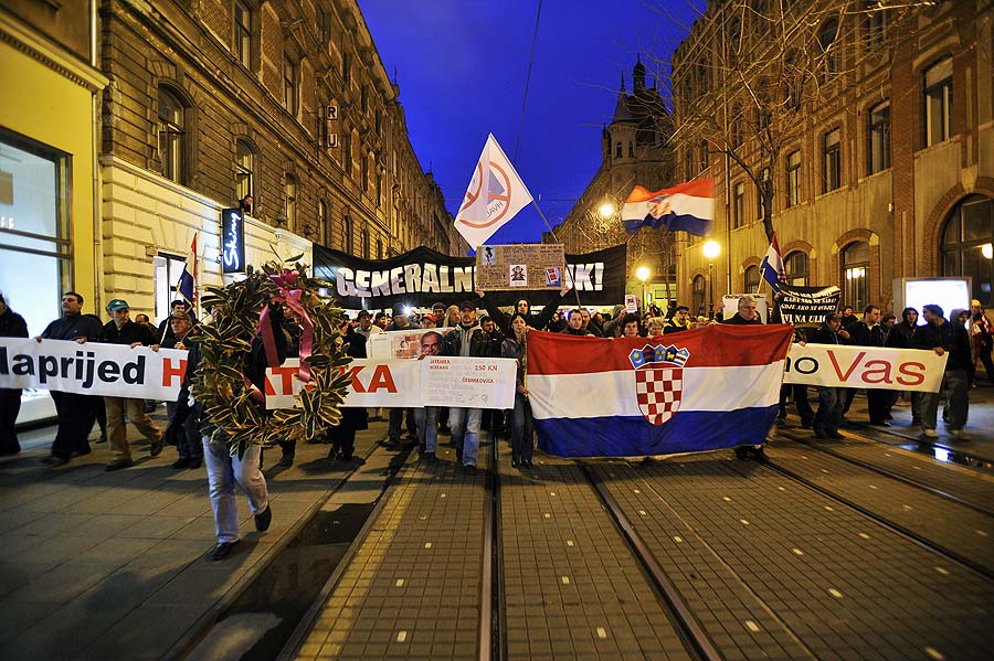 Zagreb, 190311. Jurisiceva ulicaDvanaesti po redu protuvladin prosvjed tzv. Facebook grupe poceo je u 18 sati na Cvjetnom trgu poslije cega su prosvjednici krenuli u povorci gradom.Foto: Boris Kovacev / CROPIX