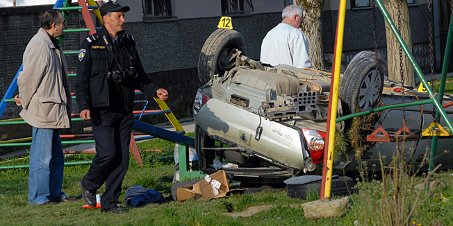 Komletinci, 030411.Jutros oko 5 i 20 h teska prometna nezgoda dogodila se u selu Komletincima (20-ak kilometara od Vinkovaca). Prometna nesreca dogodila se u ulici B. Radica kod kucnog broja 133, jedna osoba je smrtnostradala a druga je tesko ozljedjena. Na slici: policijski ocevid je u tijeku.Foto: Damir Glibusic / CROPIX