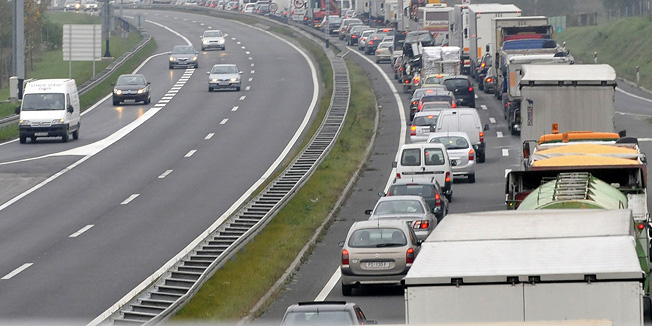 Zagreb, Kraljevacki Novaki, 131010.Promet na autocesti Zagreb - Varazdin otezan je zbog radova kod Kraljevackih Novaka, a jutros je bio dodatno otezan zbog sudara dvaju kamiona. Na slici: kolona u pravcu Zagreba bila je duga nekoliko kilometara.Foto: Bruno Konjevic / CROPIX