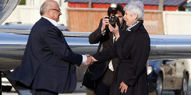 Zagreb, 150411.Zracna luka Pleso.Nakon oslobadjajuce presude u Den Haagu, general Ivan Cermak doletio je vladinim zrakoplovom u zracnu luku Pleso gdje ga je docekala predsjednica vlade RH Jadranka Kosor.Foto: Davor Pongracic / CROPIX