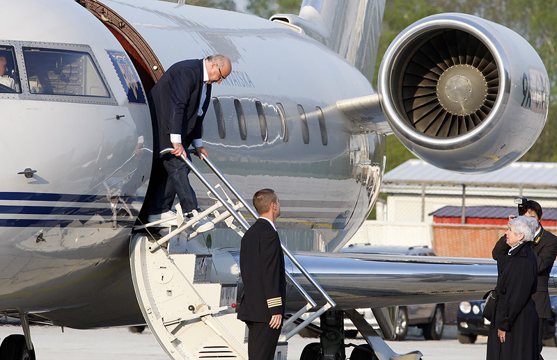 Zagreb, 150411.Zracna luka Pleso.Nakon oslobadjajuce presude u Den Haagu, general Ivan Cermak doletio je vladinim zrakoplovom u zracnu luku Pleso gdje ga je docekala predsjednica vlade RH Jadranka Kosor.Foto: Davor Pongracic / CROPIX