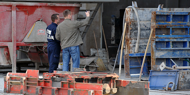 Vinkovci, 180411.Jutros oko 09,50 sati u krugu poduzeca Vibrobeton prilikom rada kalup od prese pao na glavu djelatniku I.P. (rod. 1970), te je isti zadobio teske tjelesne ozljede i prevezen u opcu bolnicu Vinkovce. Na fotografiji policijski ocevid na mjestu nesrece.Foto: Damir Glibusic / CROPIX